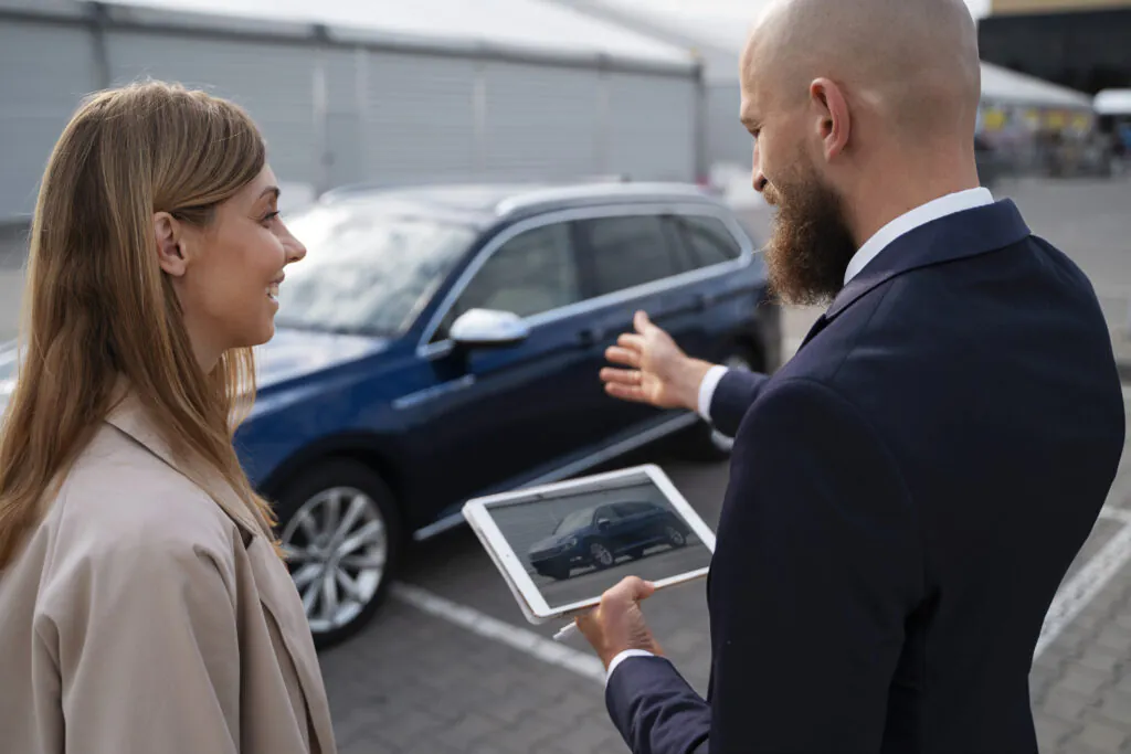 mulher independente financeira comprando carro novo scaled