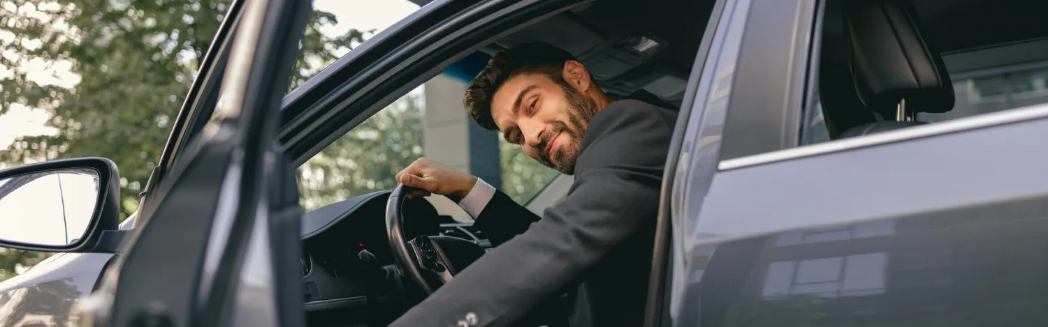 homem sentado dentro do carro