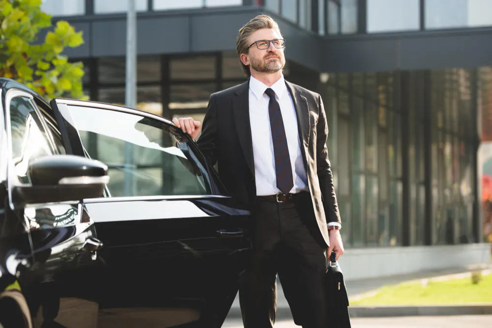 executivo saindo de um carro blindado